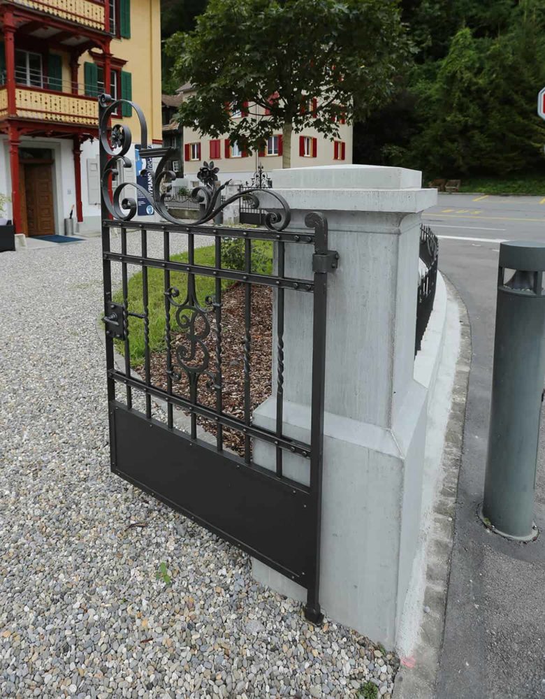 Betonpfosten Betonpfosten mit Tor, Stiftung Majorenhaus, Alpnachstad OW